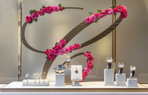 Soline d’Aboville, scénographe, juin 2020, Animations vitrines Chopard Printemps-Ete 2020. Soline d’Aboville poursuit sa collaboration avec la Maison Chopard et habille de fleurs pour l’été 2020, le C iconique de la marque.
