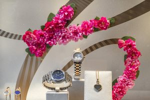 Soline d’Aboville, scénographe, juin 2020, Animations vitrines Chopard Printemps-Ete 2020. Soline d’Aboville poursuit sa collaboration avec la Maison Chopard et habille de fleurs pour l’été 2020, le C iconique de la marque.
