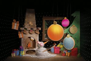 Soline d’Aboville, scénographe, décembre 2020, Set Design, Campagne Orange Noël 2020, agence Publicis Conseil. Et si on se fabriquait des souvenirs ensemble ? Pour Noël, un grand-père reçoit un magnifique smartphone tout neuf dont il ne sait pas trop ce qu’il va faire. Tel est le pitch de la campagne publicitaire d’Orange pour Noël 2020 : pour la réalisation du volet imprimé de cette campagne, Soline d’Aboville crée et fabrique dix décors 100% fait main, 100% recyclés et recyclables, 100% festifs ! © photo Vincent Bousserez