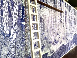 Soline d’Aboville, scénographe, Octobre 2021, scénographie de l’exposition Kevin Lucbert, Espace Richonne Cognac, Maison Hennessy. La lune domine l’ensemble. Les oeuvres sont répliquées en géant sur les murs, permettant une réelle immersion dans l’univers en bleu et blanc de l’artiste.