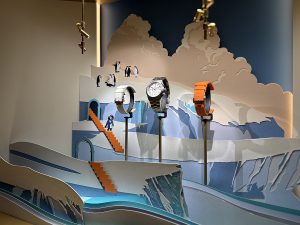 Soline d’Aboville, scénographe, avril 2026, création de décors de vitrines pour Vacheron Constantin, Salon Watches & Wonders 2026, Genève. Soline d’Aboville a conçu et produit pour l’occasion neuf dioramas en papier coloré, traduisant en volume l’univers singulier de l’illustrateur Shan Jiang, orchestre de cette campagne 2026.