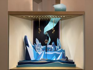 Soline d’Aboville, scénographe, avril 2026, création de décors de vitrines pour Vacheron Constantin, Salon Watches & Wonders 2026, Genève. Soline d’Aboville a conçu et produit pour l’occasion neuf dioramas en papier coloré, traduisant en volume l’univers singulier de l’illustrateur Shan Jiang, orchestre de cette campagne 2026.