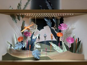 Soline d’Aboville, scénographe, avril 2026, création de décors de vitrines pour Vacheron Constantin, Salon Watches & Wonders 2026, Genève. Soline d’Aboville a conçu et produit pour l’occasion neuf dioramas en papier coloré, traduisant en volume l’univers singulier de l’illustrateur Shan Jiang, orchestre de cette campagne 2026.
