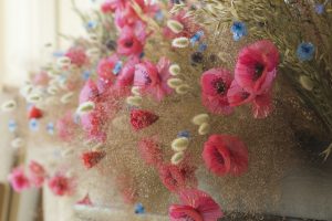 Hôtel de Ville de Paris, septembre 2018. Les fleurs messagères, floraison d’art de la pollution plastique, investissent les salons privés de l’Hotel de Ville de Paris et se mettent en
scène dans un décor champêtre. artiste upcycling.