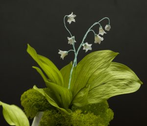 Bouquet de bonheur, 2017. Jardin messager dans la vitrine du musée des Arts Decoratifs à Paris pour l’exposition Christian Dior, 2017. Artiste Upcycling.