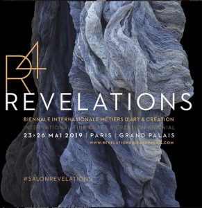 Mai 2019. Pour sa 4e édition, Révélations, la biennale internationale des métiers d’art et de la création contemporaine portée par les Ateliers d’Art de France, retrouve la Nef du Grand Palais du 23 au 26 mai 2019. Le samedi 25 mai, la maison de ventes Drouot Estimations, Côme Remy, expert en arts décoratifs du XXe siècle et contemporains, et Charlotte du Vivier-Lebrun, consultante en céramique contemporaine, présenteront la vente aux enchères « Manière & Matière », consacrée aux arts décoratifs contemporains.