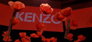 Avril 2019 – Kenzo « Pour un monde plus beau ». Kenzo fait appel à William Amor pour réaliser un champ de coquelicots géants, une installation poétique de 250 fleurs au Palais Brongniart à Paris, mettant en avant les valeurs de l’upcycling.