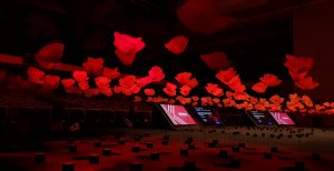 Avril 2019 – Kenzo « Pour un monde plus beau ». Kenzo fait appel à William Amor pour réaliser un champ de coquelicots géants, une installation poétique de 250 fleurs au Palais Brongniart à Paris, mettant en avant les valeurs de l’upcycling.