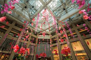 William Amor, upcycling artiste, juin-juillet 2018, installation suspendue. William Amor réalise une installation suspendue in situ pour le mall Landmark à Hong Kong.  L’œuvre est composée de pétales et de fleurs fabriqués à partir de sacs plastique recyclés. 