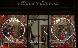 William Amor, upcycling artist, création florale pour le lancement du parfum Mon Guerlain, Bloom of Rose, mars 2020. Vitrines de la boutique Guerlain du 68, Champs-Elysées. 