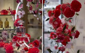 William Amor, upcycling artist, création florale pour le lancement du parfum Mon Guerlain, Bloom of Rose, mars 2020. Vitrines de la boutique Guerlain du 68, Champs-Elysées. Ces matériaux s’épanouissent en fleurs dans des camaïeux de rouge intense et rose pastel.