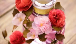 William Amor, upcycling artist, création d’une parure florale pour l’édition Prestige du parfum Mon Guerlain, Bloom of Rose, septembre 2020. Sacre de la Nature, la fragrance Mon Guerlain Bloom of Rose Eau de Parfum a inspiré William Amor qui lui a composé un vibrant hommage, en choisissant de magnifier les roses.
