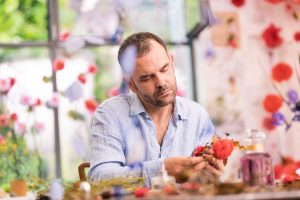 William Amor, upcycling artist, création d’une parure florale pour l’édition Prestige du parfum Mon Guerlain, Bloom of Rose, septembre 2020. William Amor s’est inspiré  de la composition du parfum pour créer la rose ancienne damascena et une variété d’églantine. S’ajoutent des fleurs imaginaires, pédoncules et boutons de rose. La couleur du parfum trouve un écho sublimé dans l’oeuvre de William Amor et son camaïeu rose et rouge. Éco-conçue avec des matériaux non valorisés, les fleurs sont créées à partir de sacs plastiques recyclés.
