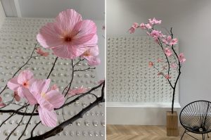 William Amor, upcycling artist, installation florale pour la journée RSE « Entrée en Matières », Chanel, janvier 2020. Branche de Cerisier Sakura : hauteur 2,30m. avec socle en bois, largeur 1m. 