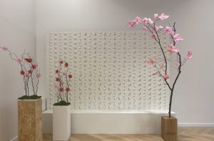 William Amor, upcycling artist, installation florale pour la journée RSE « Entrée en Matières », Chanel, janvier 2020. Branche de Cerisier Sakura : hauteur 2,30m. avec socle en bois, largeur 1m. 