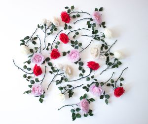 William Amor, upcycling artist, création de « Roses flower brooch » pour le dernier défilé de Demna Gvasalia au sein de la Maison Balenciaga, juillet 2025, Paris. Conçues et réalisées à la main par l’artiste, elles symbolisent la rencontre entre l’univers couture de Demna et la poésie que William Amor apporte dans le courant de l’upcycling.

