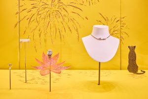 William Amor, upcycling artiste, création de lotus en matériaux recyclés pour vitrines Diwali, Cartier, novembre 2025. La fête de Diwali, célébration de la lumière et du renouveau en Inde, trouve un écho poétique dans le travail de William Amor, qui a réalisé pour les vitrines de la maison Cartier de somptueux lotus en plastique recyclé. © Cartier