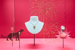 William Amor, upcycling artiste, création de lotus en matériaux recyclés pour vitrines Diwali, Cartier, novembre 2025. La fête de Diwali, célébration de la lumière et du renouveau en Inde, trouve un écho poétique dans le travail de William Amor, qui a réalisé pour les vitrines de la maison Cartier de somptueux lotus en plastique recyclé. © Cartier